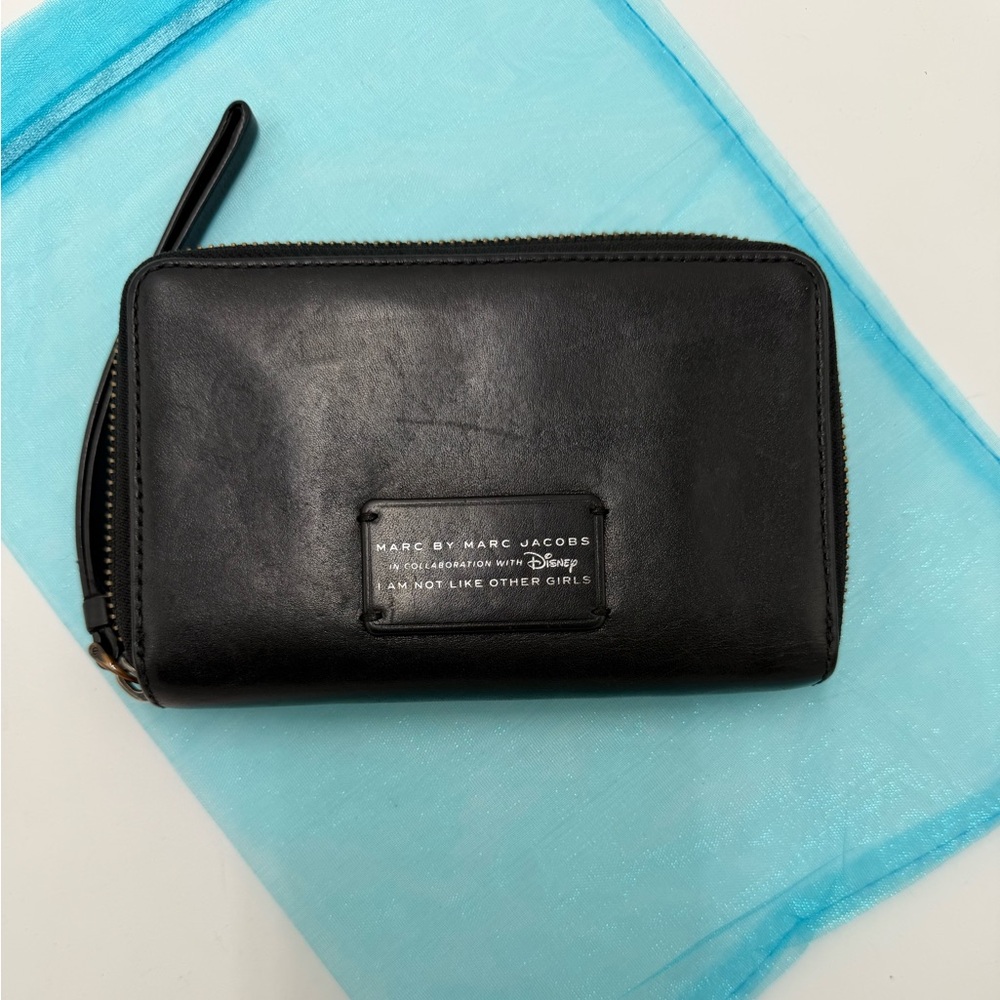Marc by Marc Jacobs x Disney “I am not like other girls” Black Leather Wristlet - Picture 3 of 9